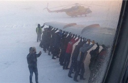Hành khách đẩy… máy bay đóng băng tại Siberia 